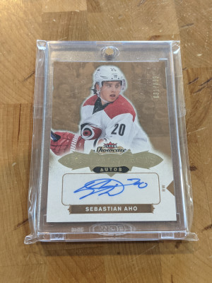 16-17 Fleer Showcase Hot Prospects Sebastian Aho Auto 061/499 front